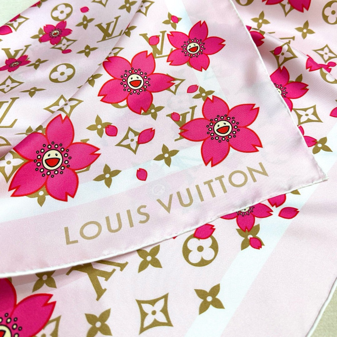  LV x TM MONOGRAM CHERRY BLOSSOM .
 18mm顶级真丝双面同色丝巾
本