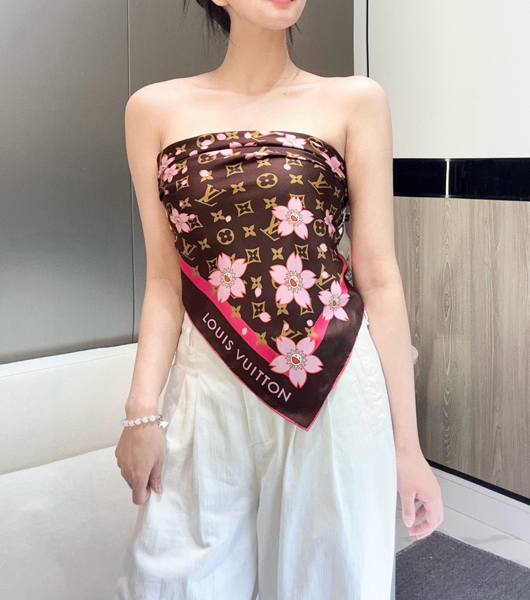  LV x TM MONOGRAM CHERRY BLOSSOM 
 18mm顶级真丝双面同色丝巾
本款