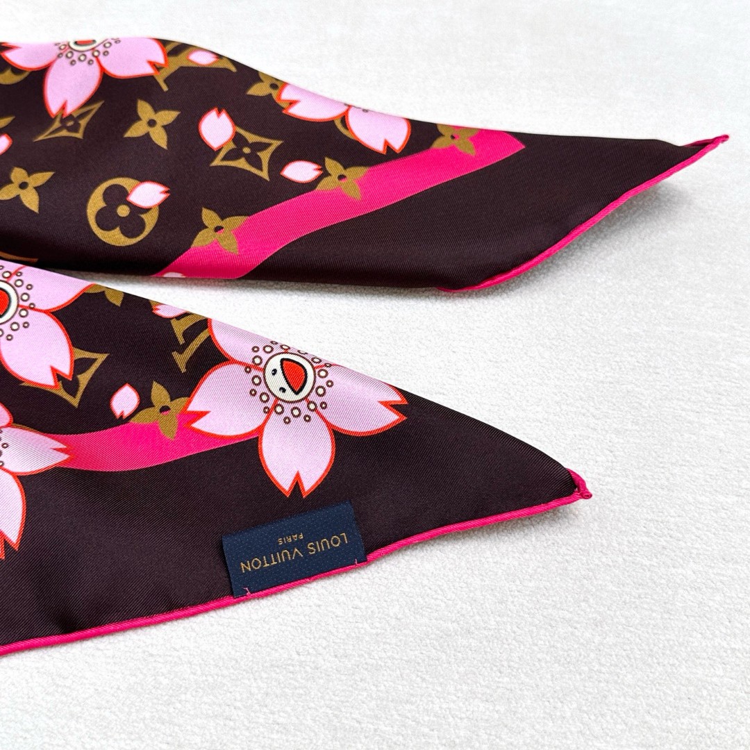  LV x TM MONOGRAM CHERRY BLOSSOM 
 18mm顶级真丝双面同色丝巾
本款