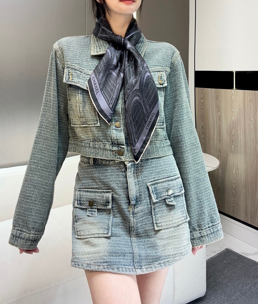 。香奈儿 25s 大皇宫丝巾
【18mm顶级真丝双面同色丝巾】
这一季香奈儿的丝巾真的是开挂了
大皇宫系