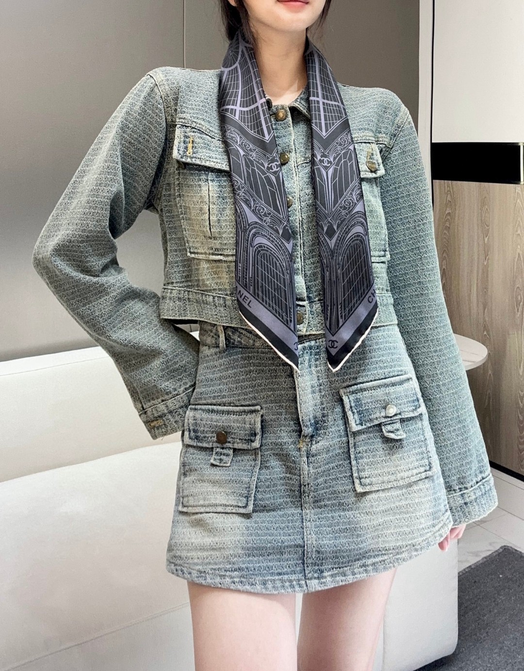 。香奈儿 25s 大皇宫丝巾
【18mm顶级真丝双面同色丝巾】
这一季香奈儿的丝巾真的是开挂了
大皇宫系