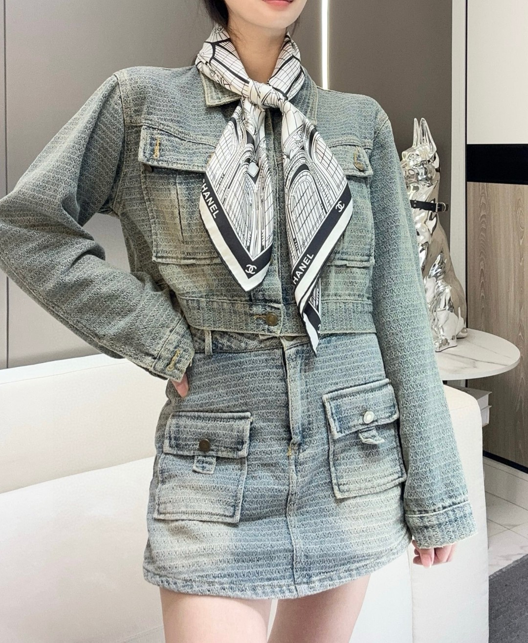 。香奈儿 25s 大皇宫丝巾
【18mm顶级真丝双面同色丝巾】
这一季香奈儿的丝巾真的是开挂了
大皇宫系