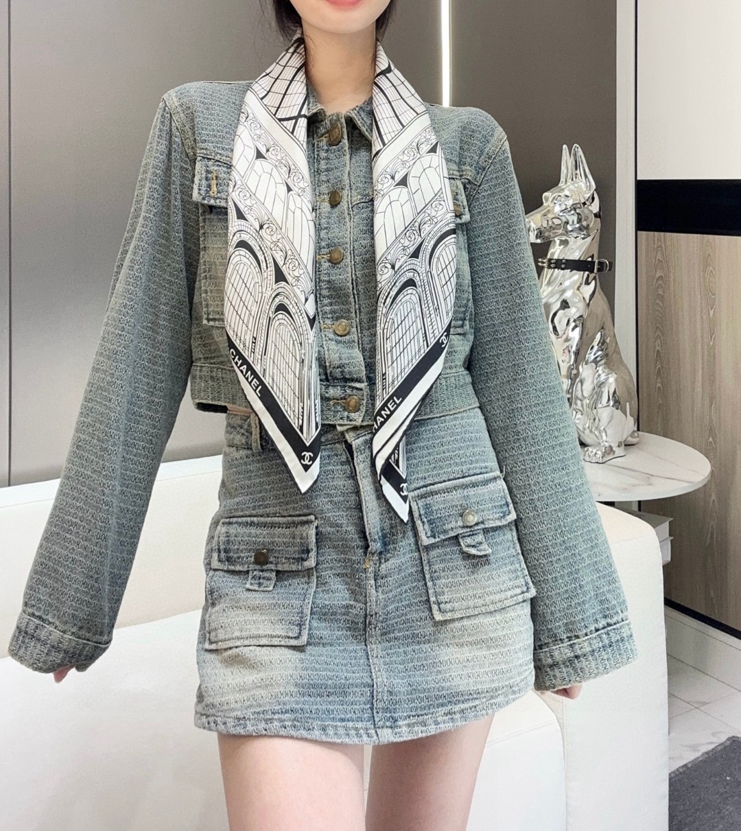 。香奈儿 25s 大皇宫丝巾
【18mm顶级真丝双面同色丝巾】
这一季香奈儿的丝巾真的是开挂了
大皇宫系