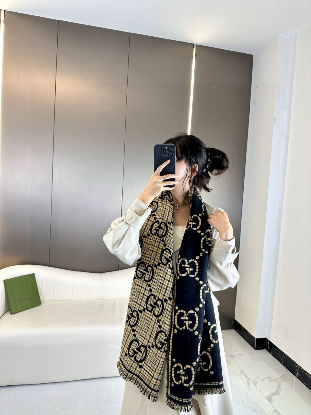  GG图案中的经典王‼️渠道原单正品♥️ 稀有的原标齐全！官网同款货号，配有流苏饰边的精致双面提花羊毛围
