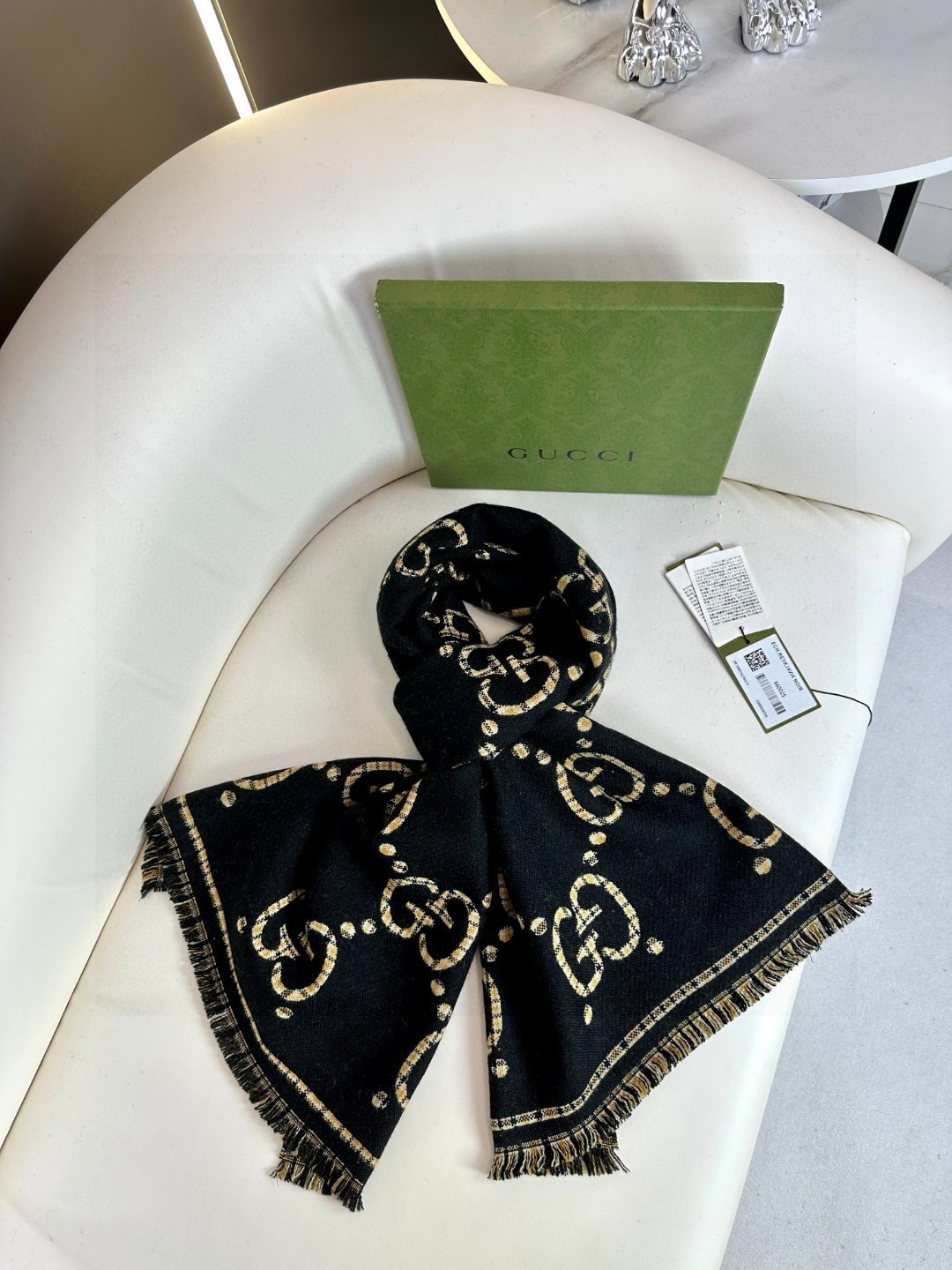  GG图案中的经典王‼️渠道原单正品♥️ 稀有的原标齐全！官网同款货号，配有流苏饰边的精致双面提花羊毛围