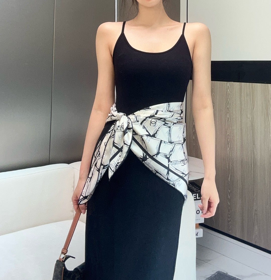  
香奈儿（CHANEL）新款丝巾。丝巾上以黑白线条交织的几何图案形式呈现,展现出一种现代感与艺术感，其