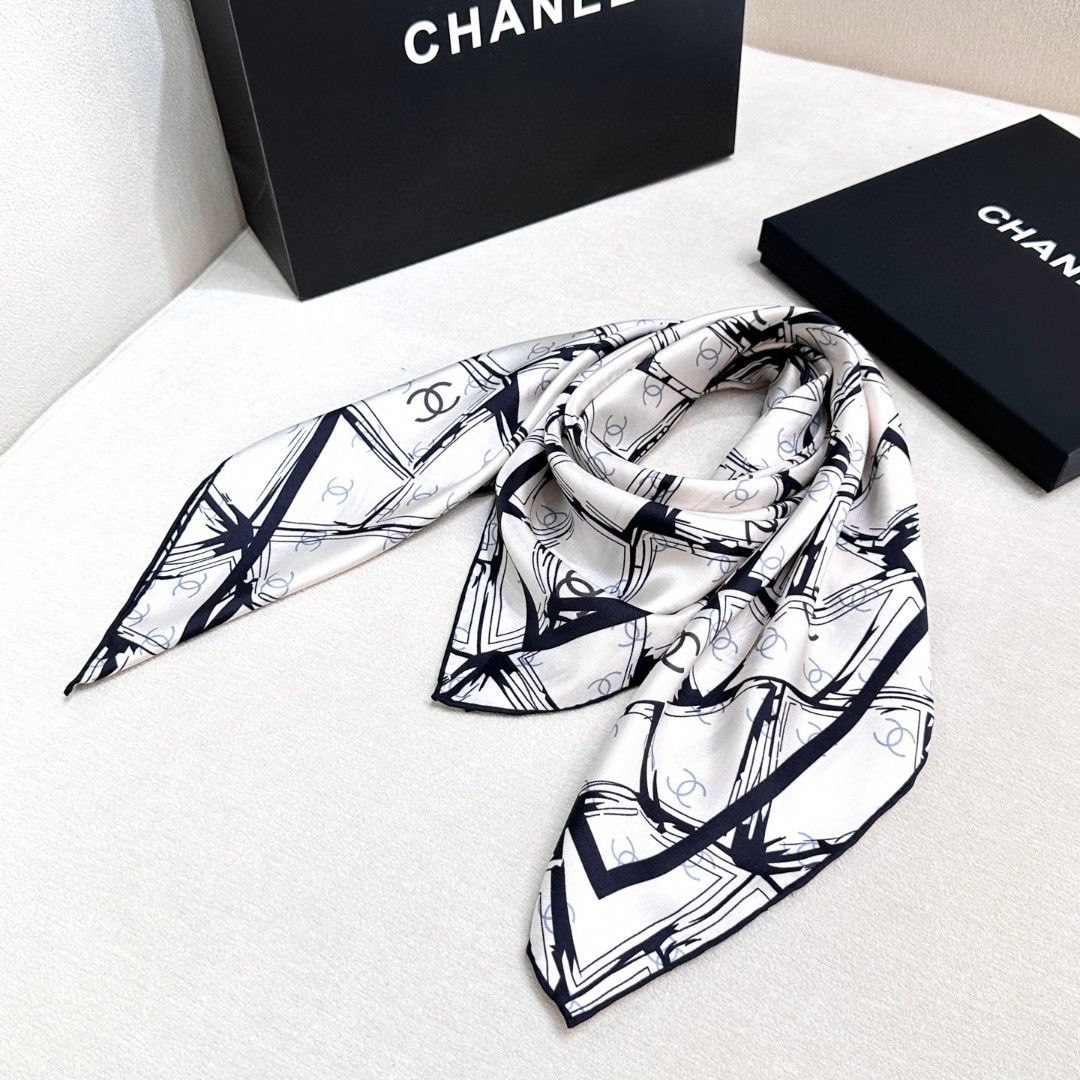  
香奈儿（CHANEL）新款丝巾。丝巾上以黑白线条交织的几何图案形式呈现,展现出一种现代感与艺术感，其