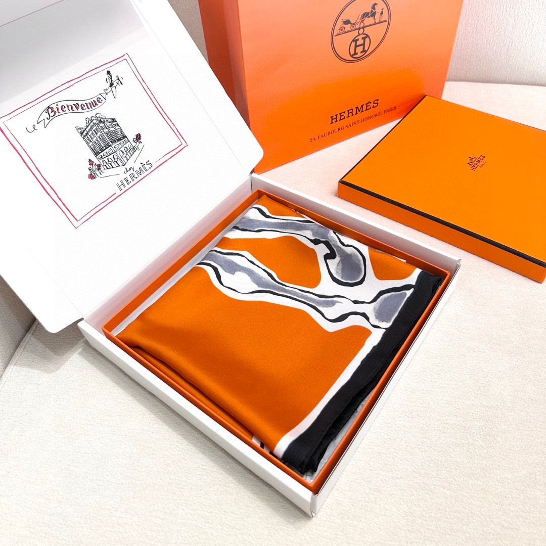 。自由飞马”18mm顶级真丝双面同色90方巾～Hermes 手工卷边斜纹真丝方巾（100%桑蚕丝）。这款