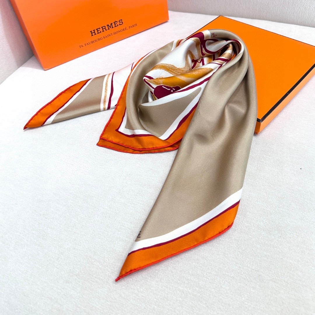 。自由飞马”18mm顶级真丝双面同色90方巾～Hermes 手工卷边斜纹真丝方巾（100%桑蚕丝）。这款