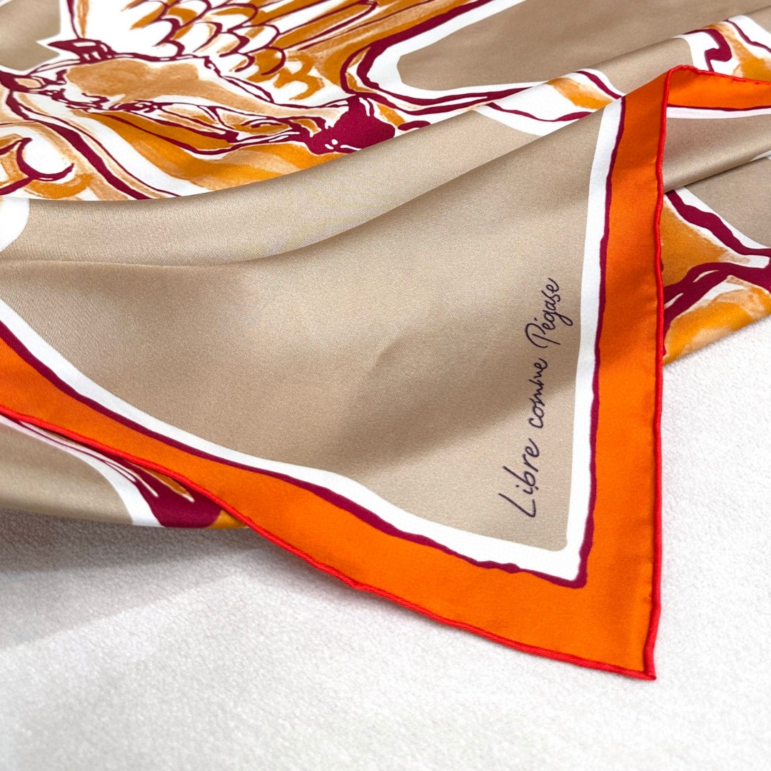 。自由飞马”18mm顶级真丝双面同色90方巾～Hermes 手工卷边斜纹真丝方巾（100%桑蚕丝）。这款