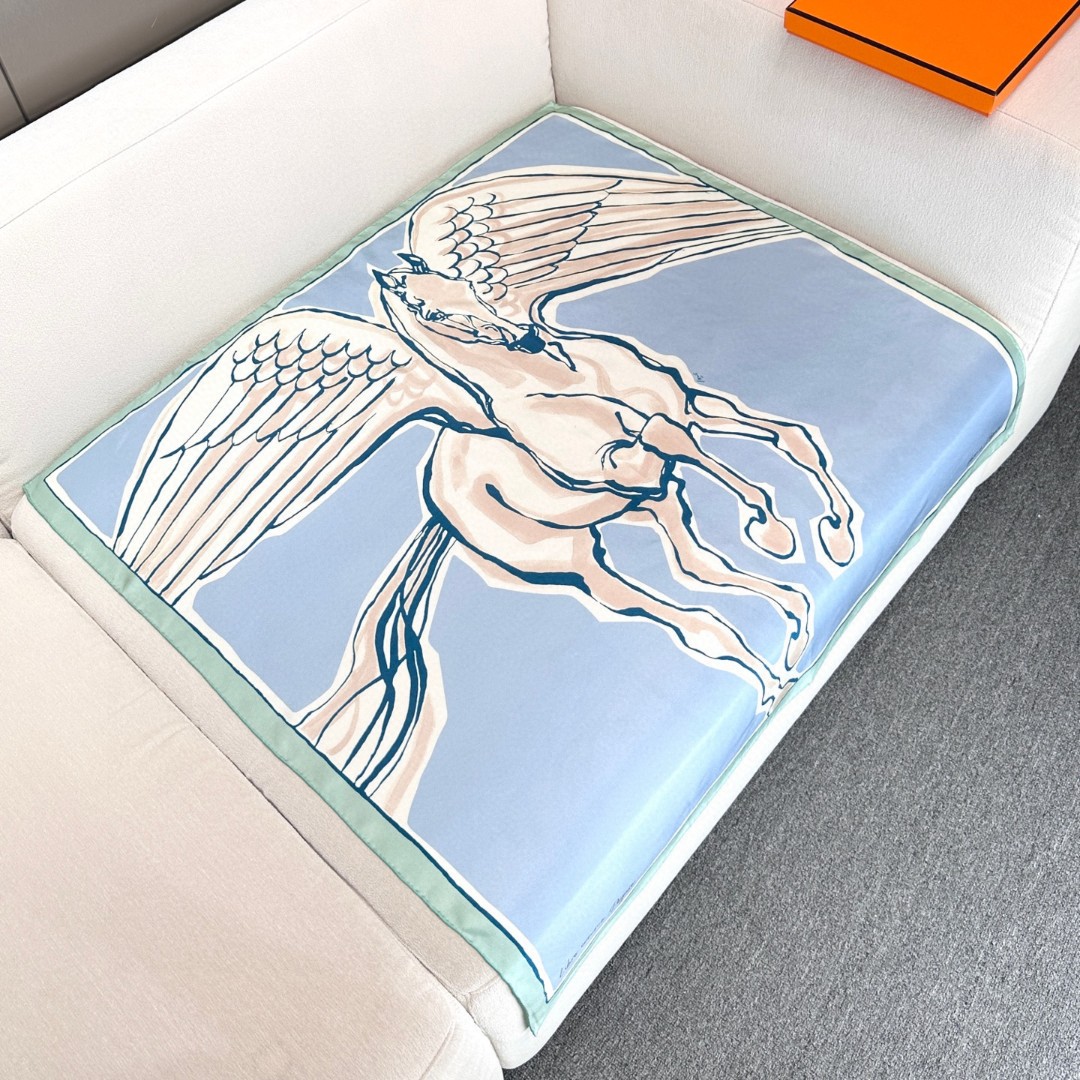 。自由飞马”18mm顶级真丝双面同色90方巾～Hermes 手工卷边斜纹真丝方巾（100%桑蚕丝）。这款