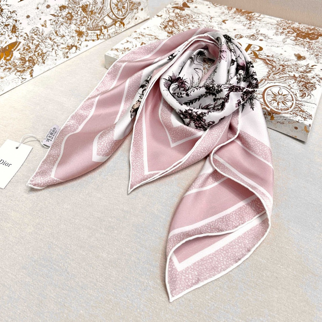   Dior 印花方巾 18mm顶级真丝双面同色印花
这款方巾饰以彼得罗•鲁福（Pietro Ruffo