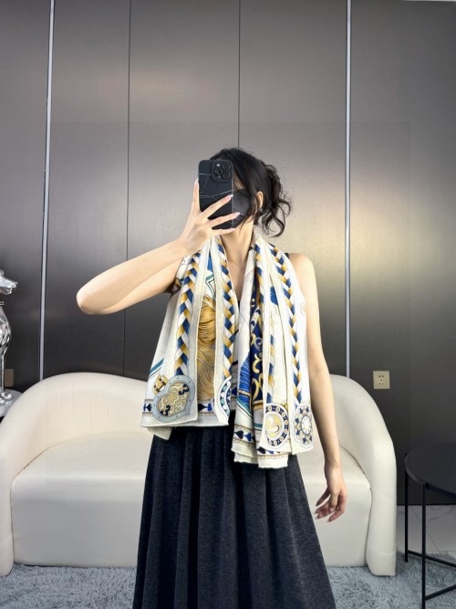 Hermès 140cm Double-Sided Cashmere Silk Scarf - Luxurious & Elegant 1 Hermès 140cm Double-Sided Cashmere Silk Scarf – Luxurious & Elegant
