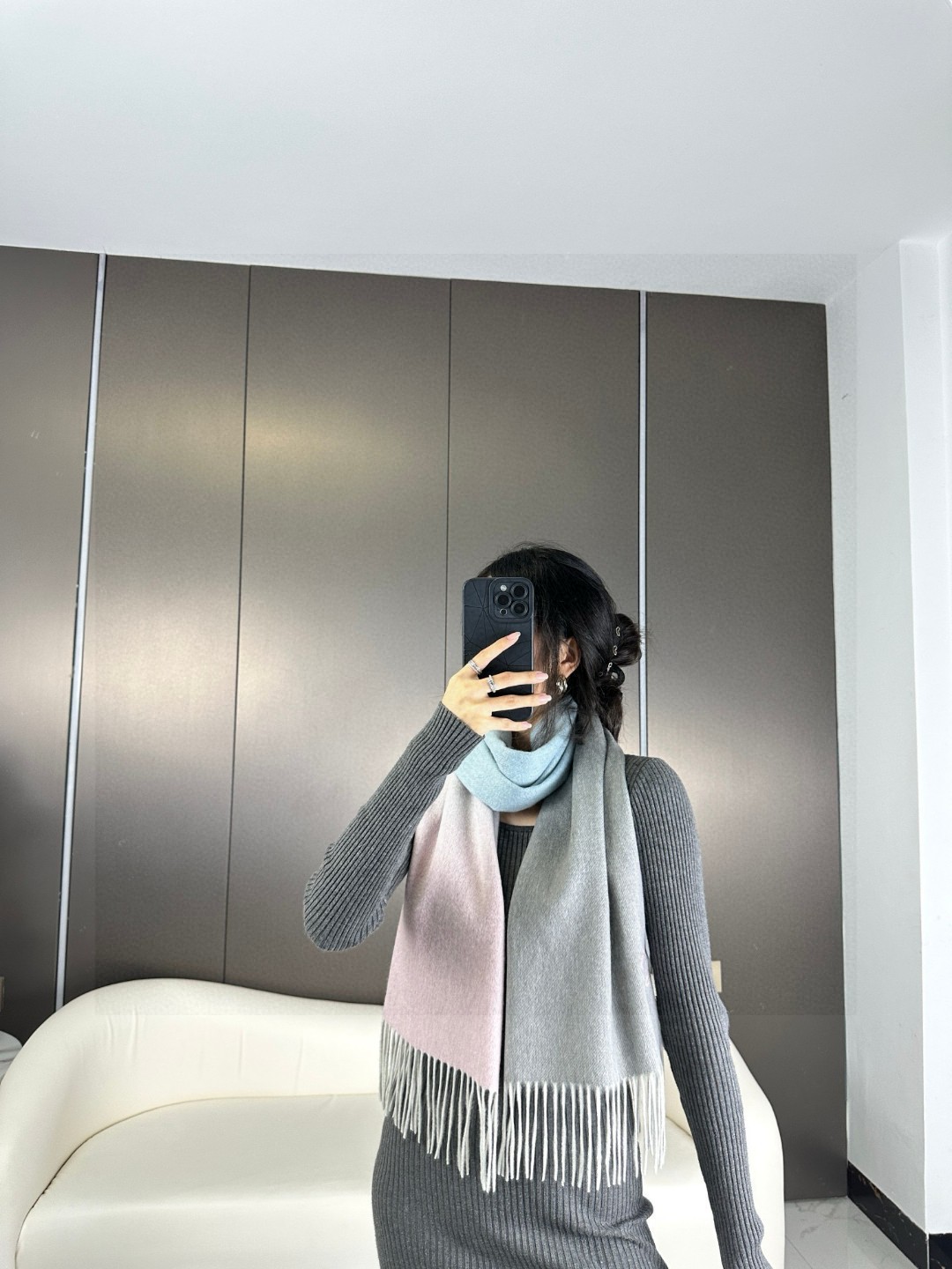  香奈儿2023渐变色👍巴黎时装展商务男士女士通用双面羊绒披肩。代工厂臻选上乘的超细羊绒纤维 进行纯手工