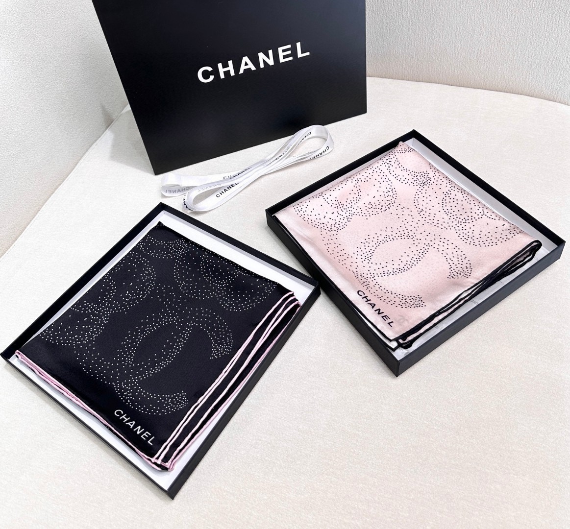    Chanel～茶花系列真丝方巾
经典山茶花以梦幻的方式山双C组合
打造出独特的视觉效果
用最百搭的