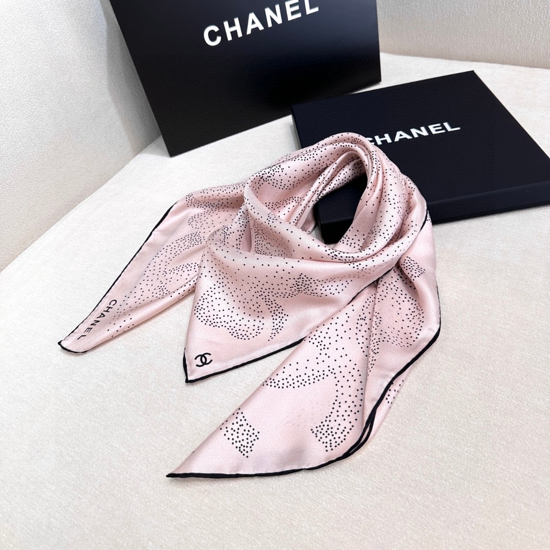    Chanel～茶花系列真丝方巾
经典山茶花以梦幻的方式山双C组合
打造出独特的视觉效果
用最百搭的