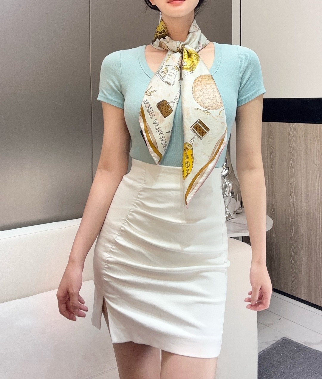   真心赞‼️【L热气球印花90】本款 UP and Away 方巾讲述品牌悠久旅行历史。以印花工艺打造
