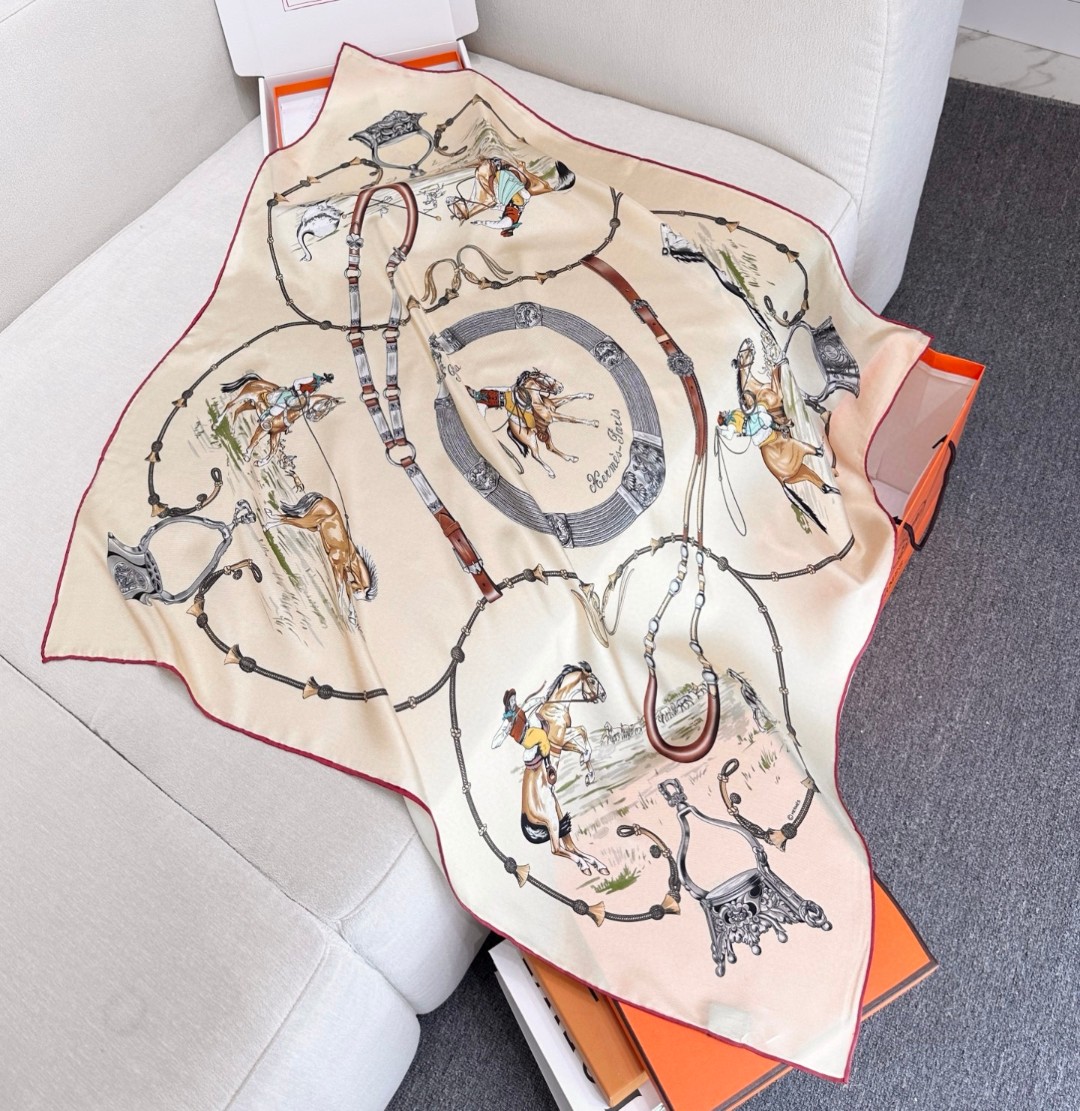  “草原风情”90方巾-hermes
手工卷边真丝方巾（100%桑蚕丝）。
这款90方巾质感轻盈，佩戴方