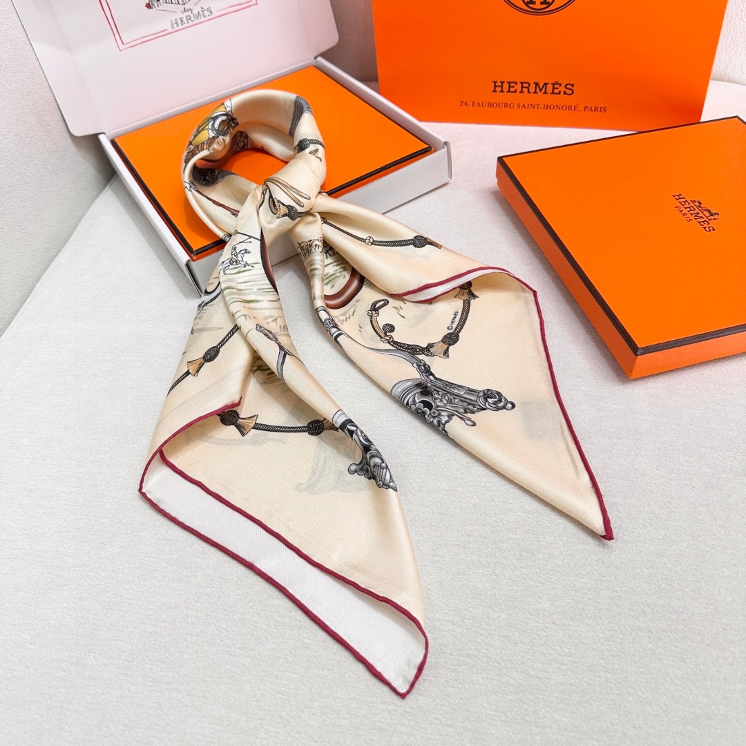  “草原风情”90方巾-hermes
手工卷边真丝方巾（100%桑蚕丝）。
这款90方巾质感轻盈，佩戴方