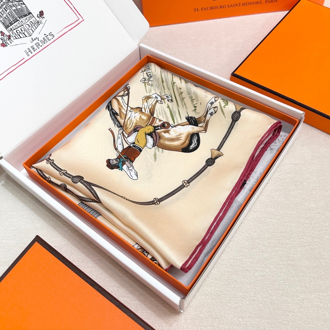  “草原风情”90方巾-hermes
手工卷边真丝方巾（100%桑蚕丝）。
这款90方巾质感轻盈，佩戴方
