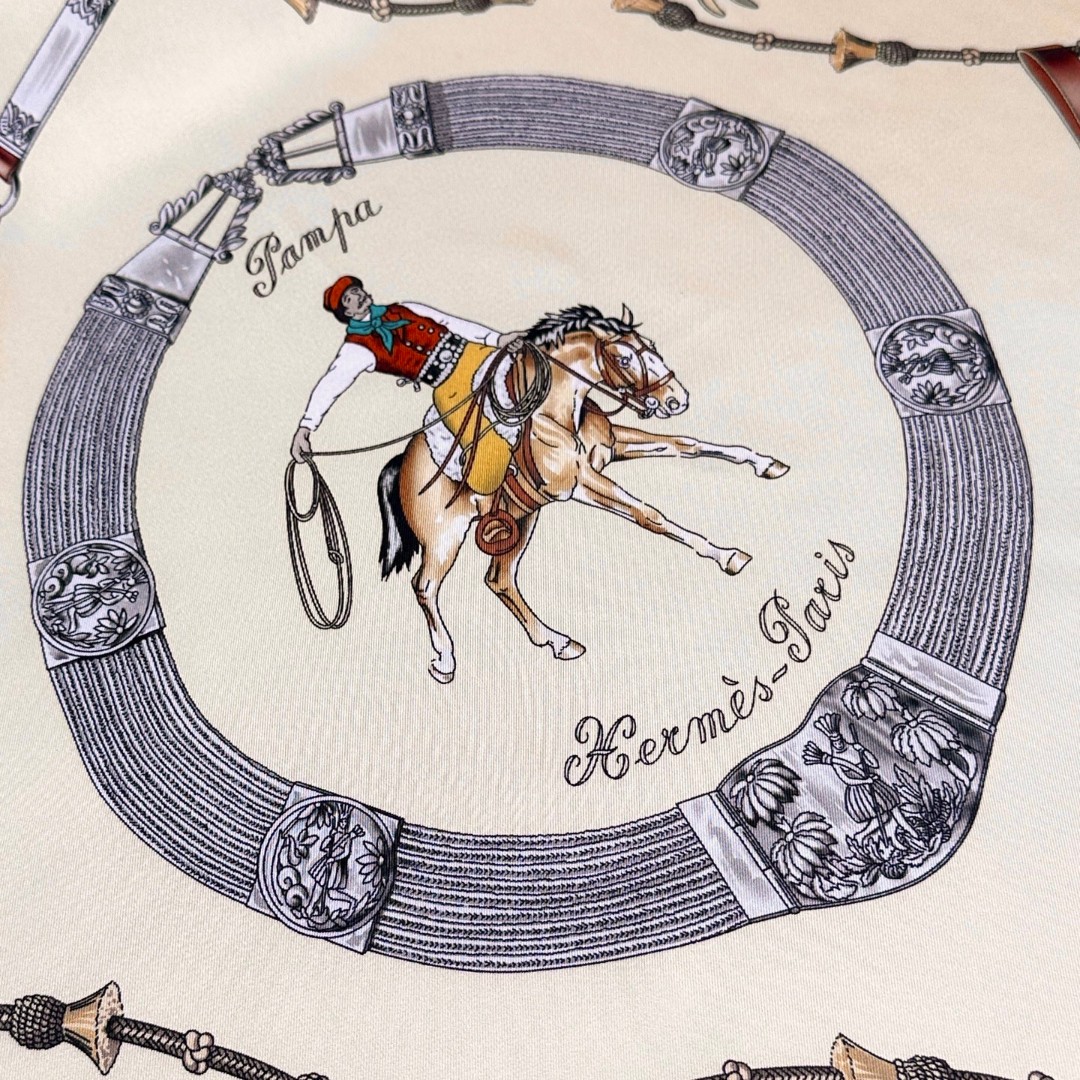  “草原风情”90方巾-hermes
手工卷边真丝方巾（100%桑蚕丝）。
这款90方巾质感轻盈，佩戴方