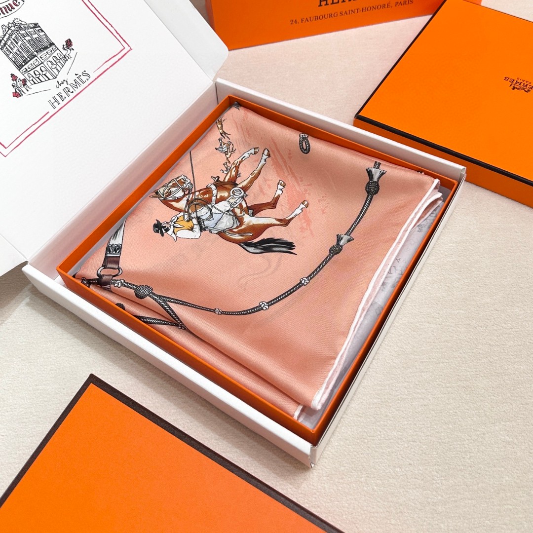  “草原风情”90方巾-hermes
手工卷边真丝方巾（100%桑蚕丝）。
这款90方巾质感轻盈，佩戴方