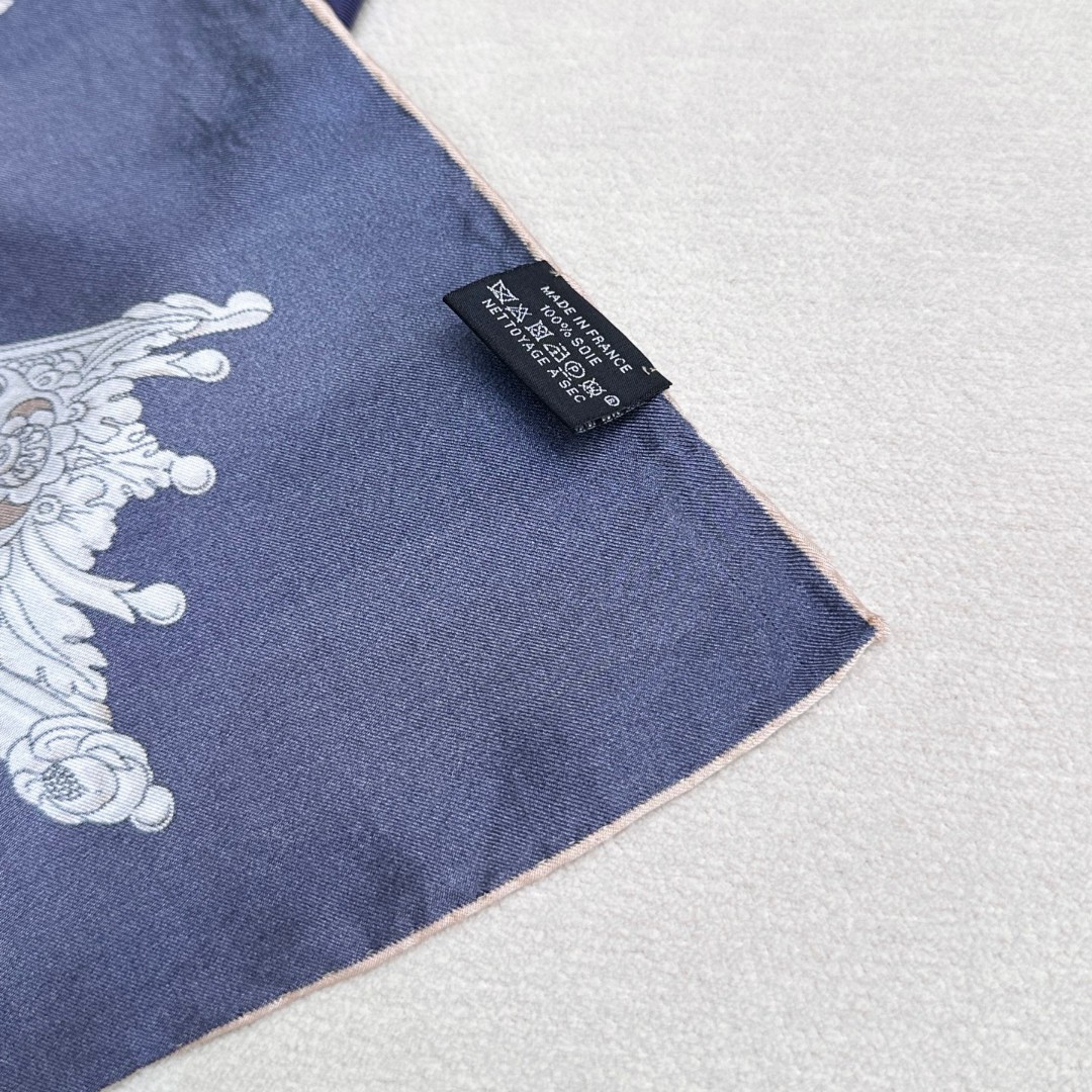  “草原风情”90方巾-hermes
手工卷边真丝方巾（100%桑蚕丝）。
这款90方巾质感轻盈，佩戴方