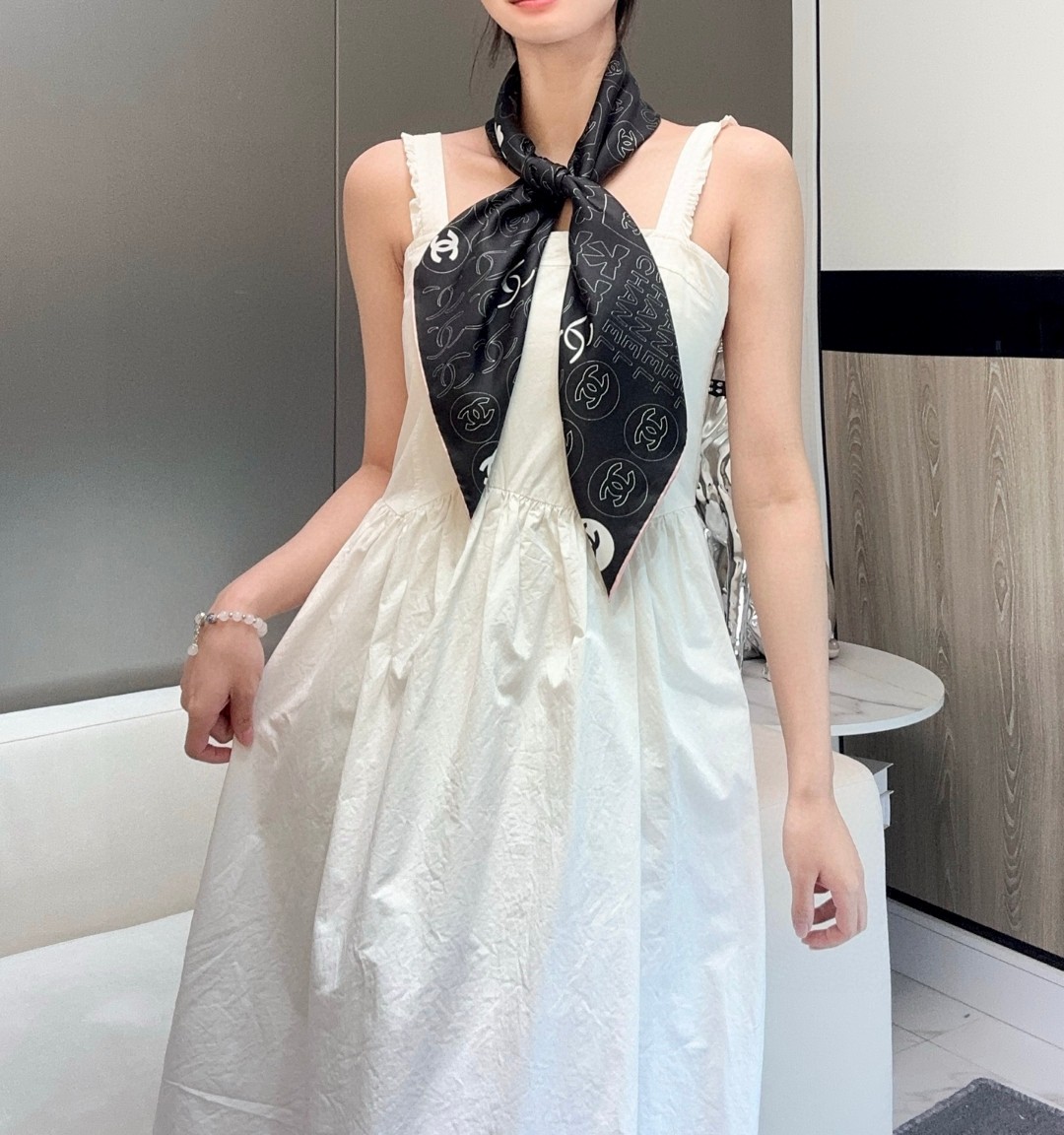 
𝑪𝒉𝒂𝒏𝒆𝒍 • 黑色
Size：90x90cm 100%真丝 16mm原单克重
黑白简约配色实力诠释