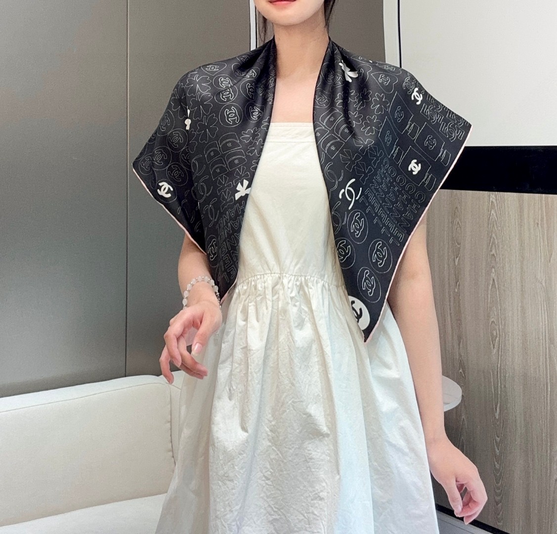 
𝑪𝒉𝒂𝒏𝒆𝒍 • 黑色
Size：90x90cm 100%真丝 16mm原单克重
黑白简约配色实力诠释