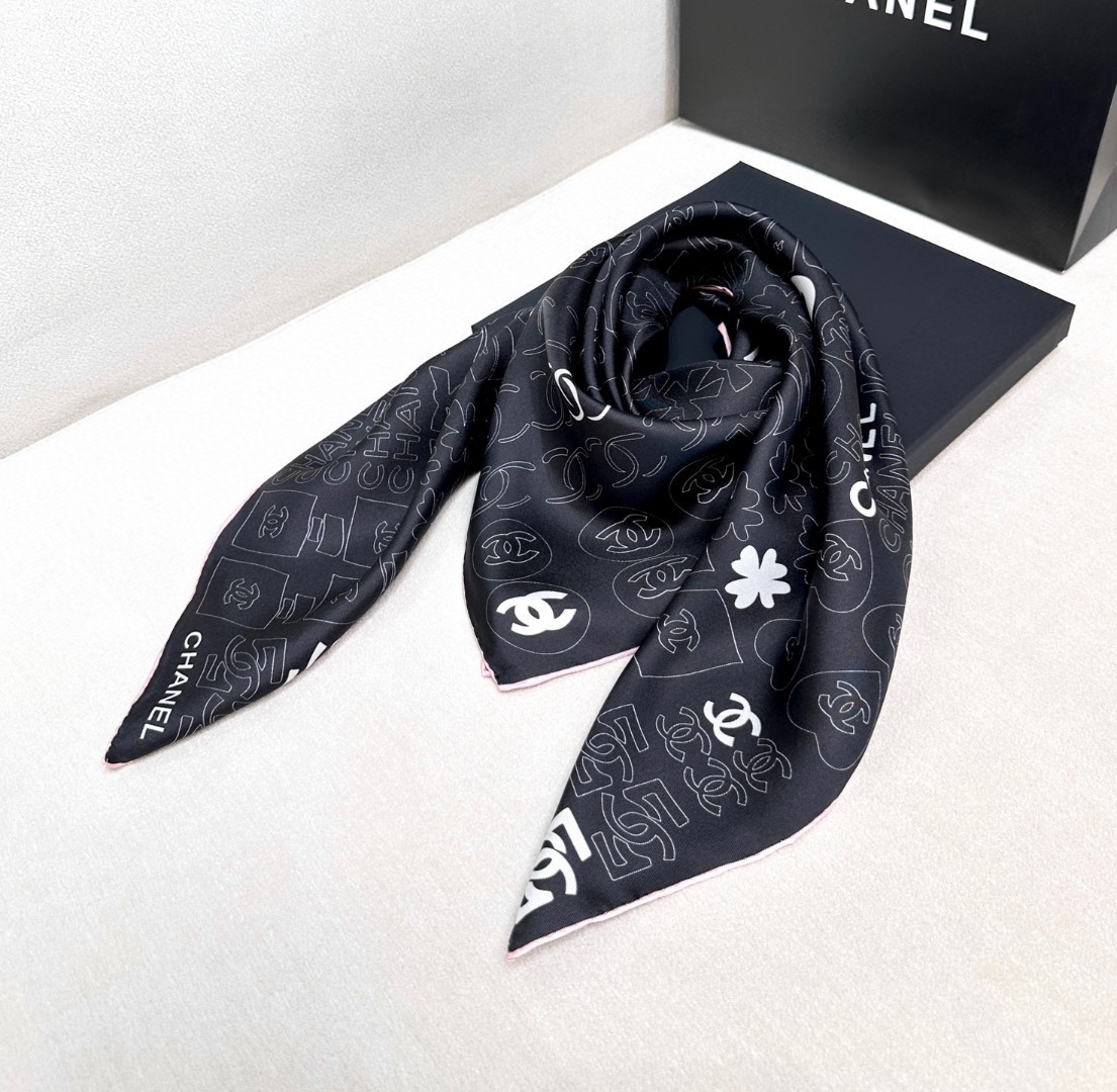 
𝑪𝒉𝒂𝒏𝒆𝒍 • 黑色
Size：90x90cm 100%真丝 16mm原单克重
黑白简约配色实力诠释