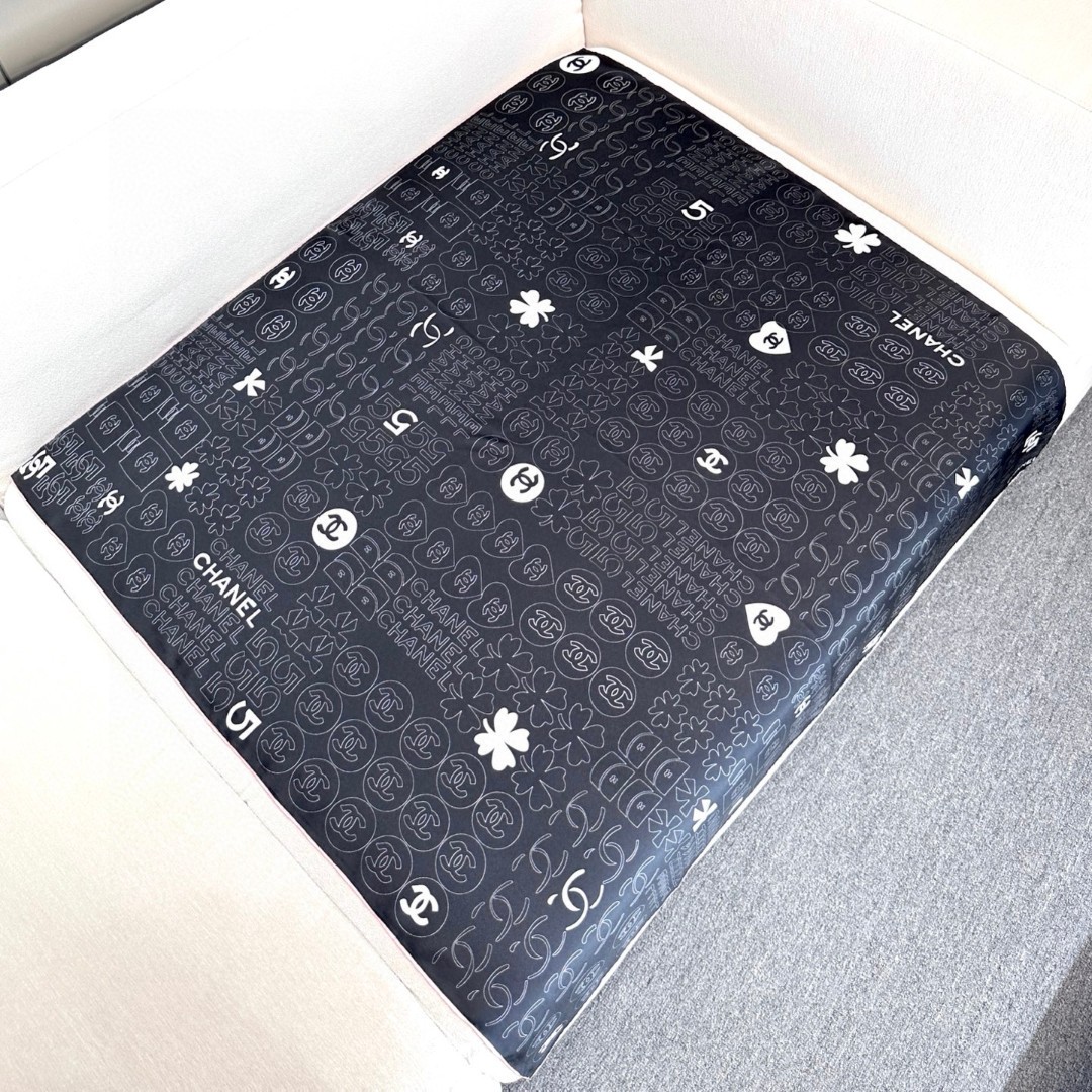 
𝑪𝒉𝒂𝒏𝒆𝒍 • 黑色
Size：90x90cm 100%真丝 16mm原单克重
黑白简约配色实力诠释