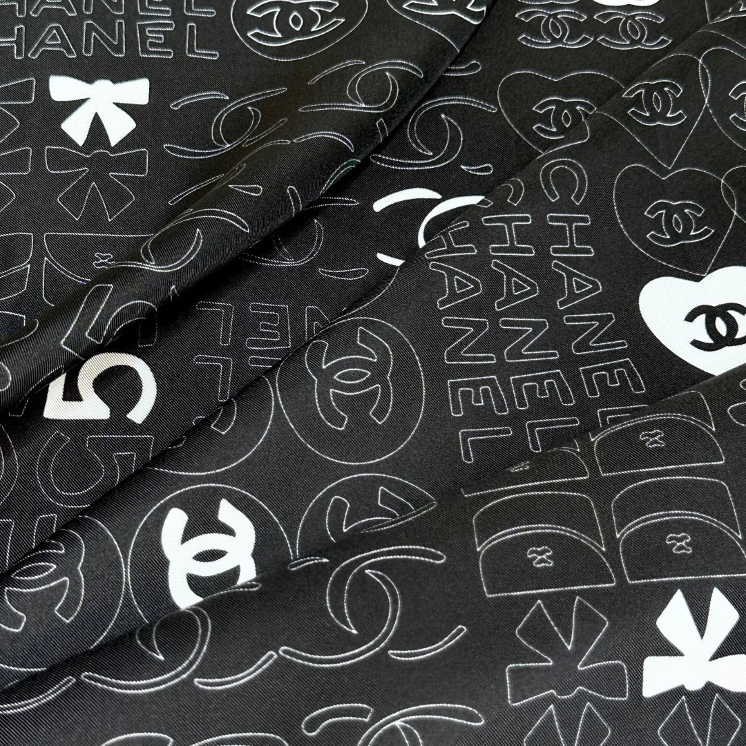 
𝑪𝒉𝒂𝒏𝒆𝒍 • 黑色
Size：90x90cm 100%真丝 16mm原单克重
黑白简约配色实力诠释