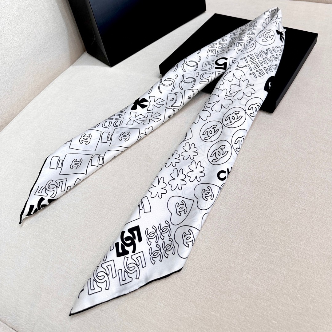 
𝑪𝒉𝒂𝒏𝒆𝒍 • 黑色
Size：90x90cm 100%真丝 16mm原单克重
黑白简约配色实力诠释