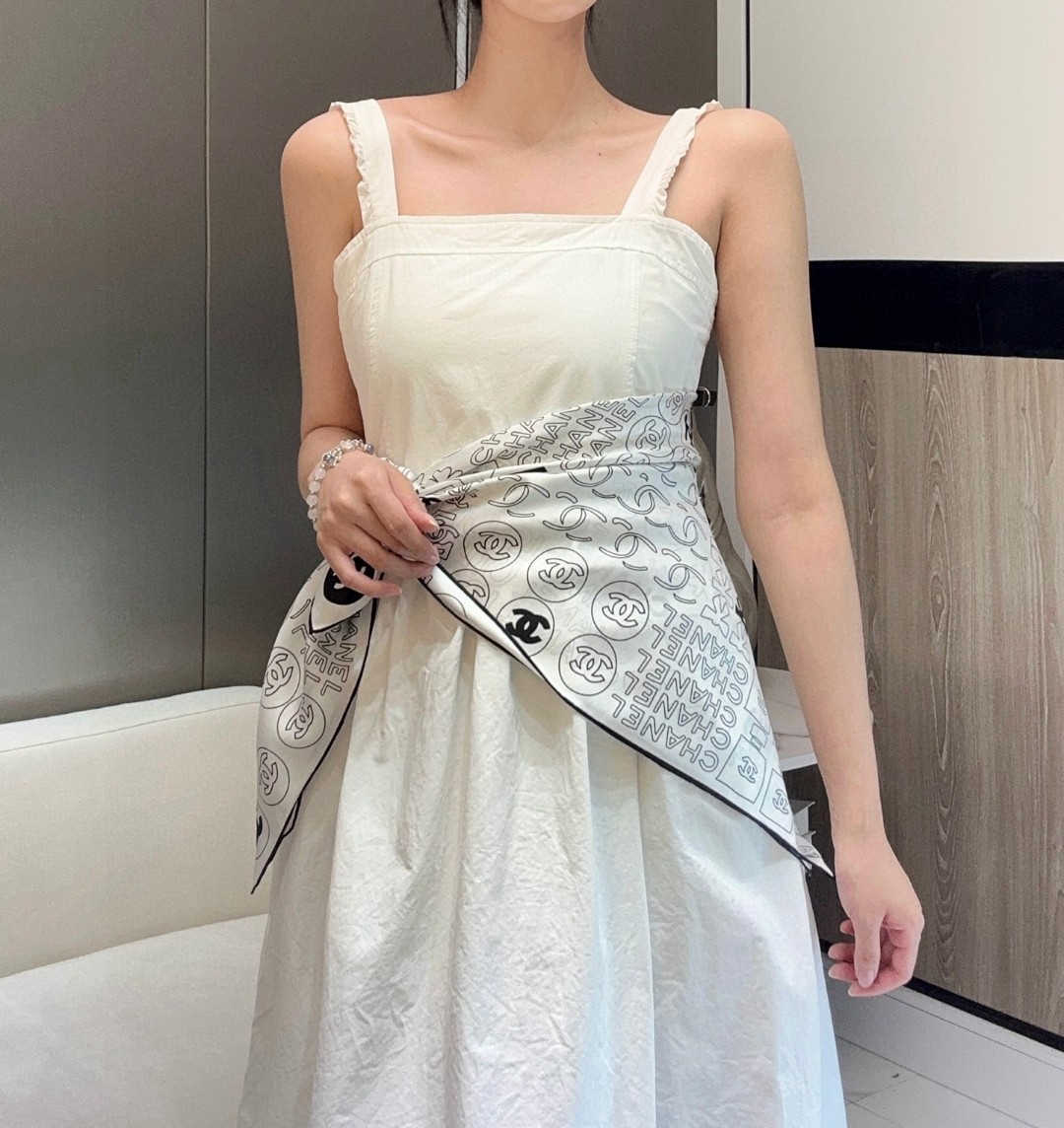 NO:338111,Black Size90x90cm silk 16mm original single gram weight black and white simple color matching strength interprets the fashion status of the classic little fragrance style~ The signature letters and No. 5 elements perfectly outline the brand's double C logo, straightforward and neat!  An indispensable item for spring, a perfect match for shirts and suits, and also a trick to pull the score!  A must-have for concave styling, a high-version scarf, business suit, real silk19860909黑色 Size90x90cm 真丝 16mm原单克重 黑白简约配色实力诠释经典小香风的时尚地位～ 招牌字母与5号元素完美勾勒衔接品牌双C标志,率性利落！春季必不可少的穿搭单品,衬衣小西装的绝配,也是简T的拉分小心机！凹造型必不可少高版本围巾,高版本围巾,business suit,real silk,scarf