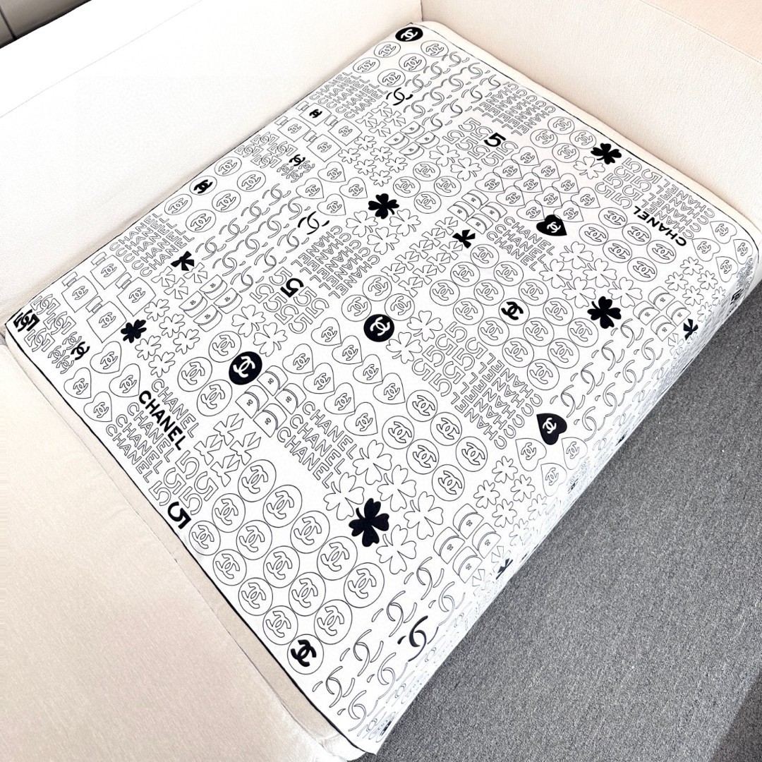 
𝑪𝒉𝒂𝒏𝒆𝒍 • 黑色
Size：90x90cm 100%真丝 16mm原单克重
黑白简约配色实力诠释