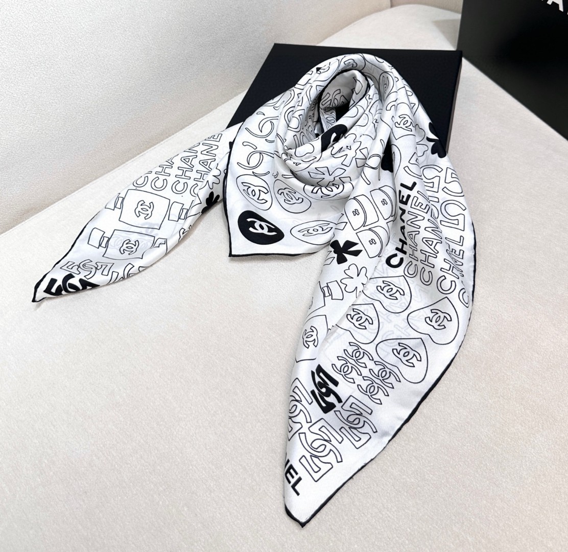 
𝑪𝒉𝒂𝒏𝒆𝒍 • 黑色
Size：90x90cm 100%真丝 16mm原单克重
黑白简约配色实力诠释