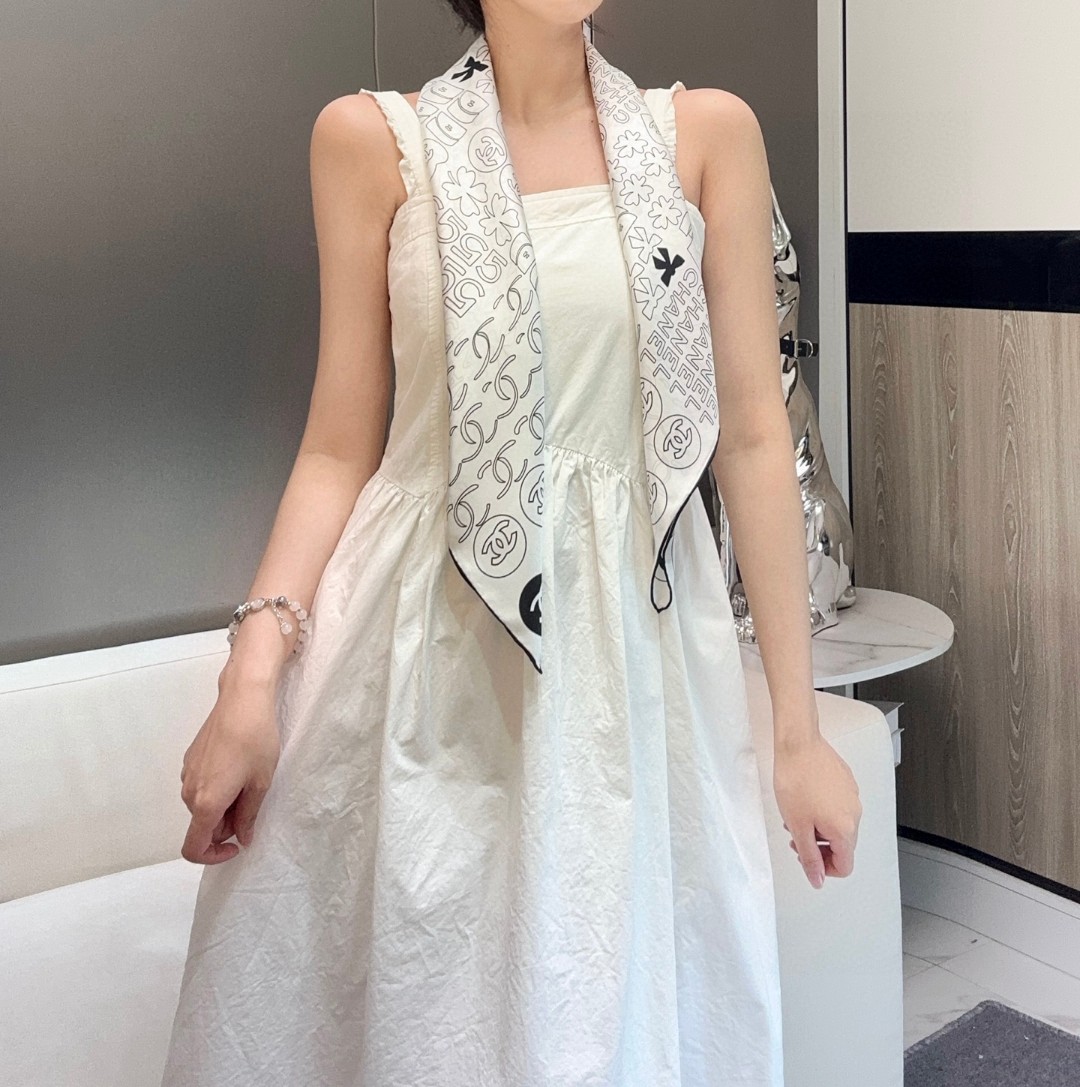 
𝑪𝒉𝒂𝒏𝒆𝒍 • 黑色
Size：90x90cm 100%真丝 16mm原单克重
黑白简约配色实力诠释