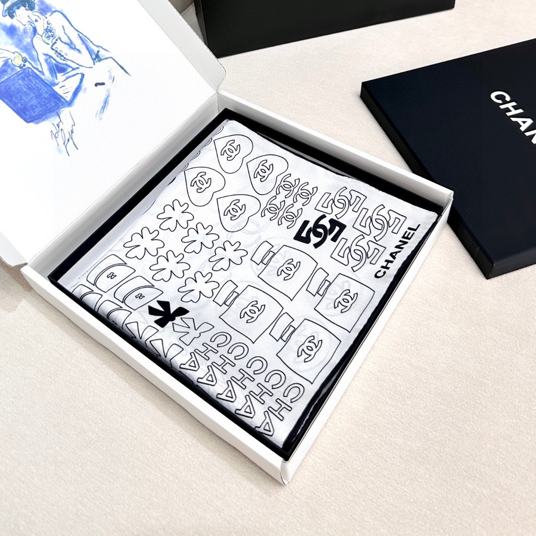 
𝑪𝒉𝒂𝒏𝒆𝒍 • 黑色
Size：90x90cm 100%真丝 16mm原单克重
黑白简约配色实力诠释