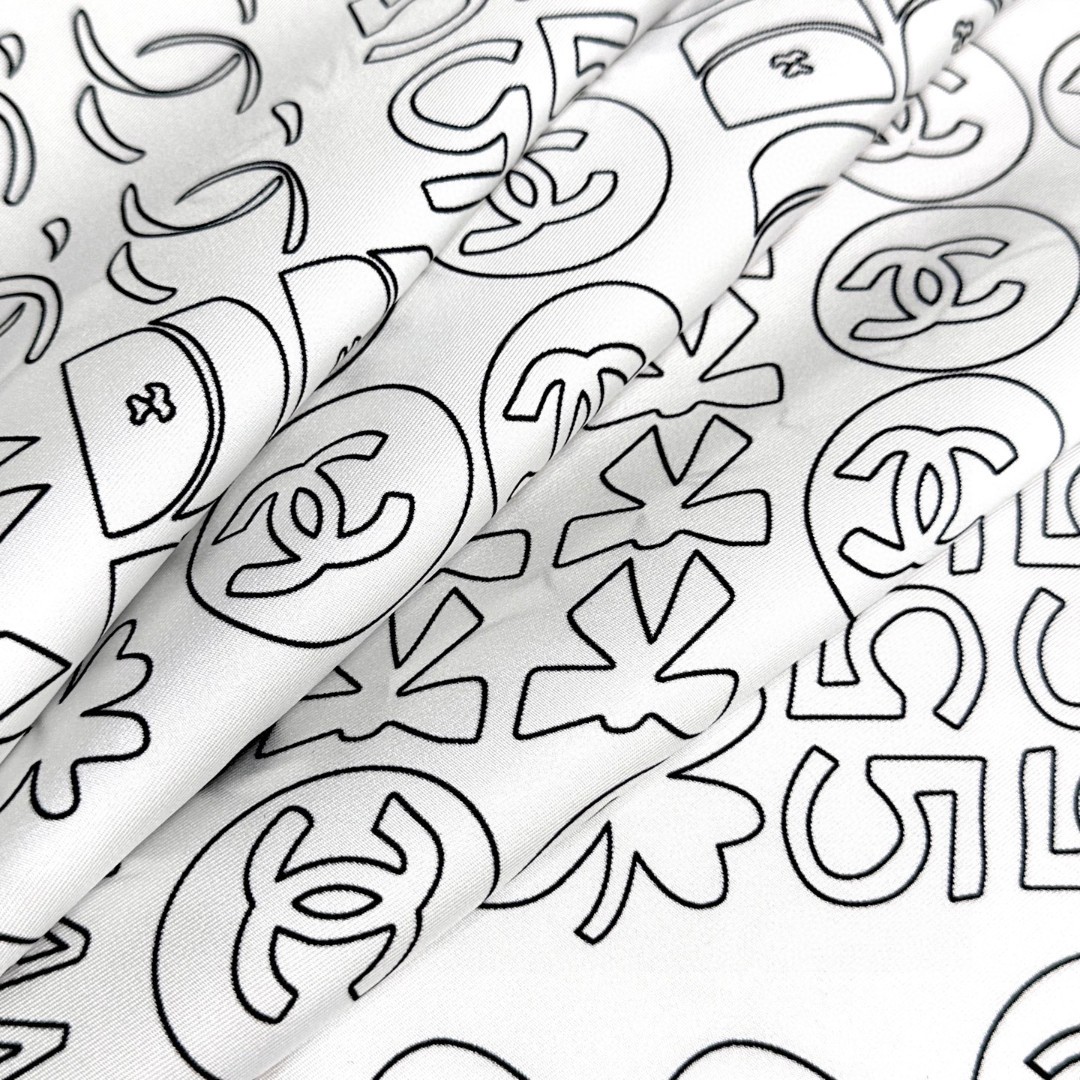 
𝑪𝒉𝒂𝒏𝒆𝒍 • 黑色
Size：90x90cm 100%真丝 16mm原单克重
黑白简约配色实力诠释