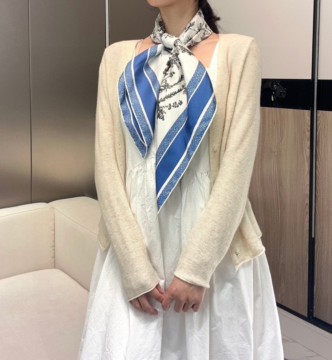 Dior 印花方巾 18mm顶级真丝双面同色印花
这款方巾饰以彼得罗•鲁福(Pietro Ruffo