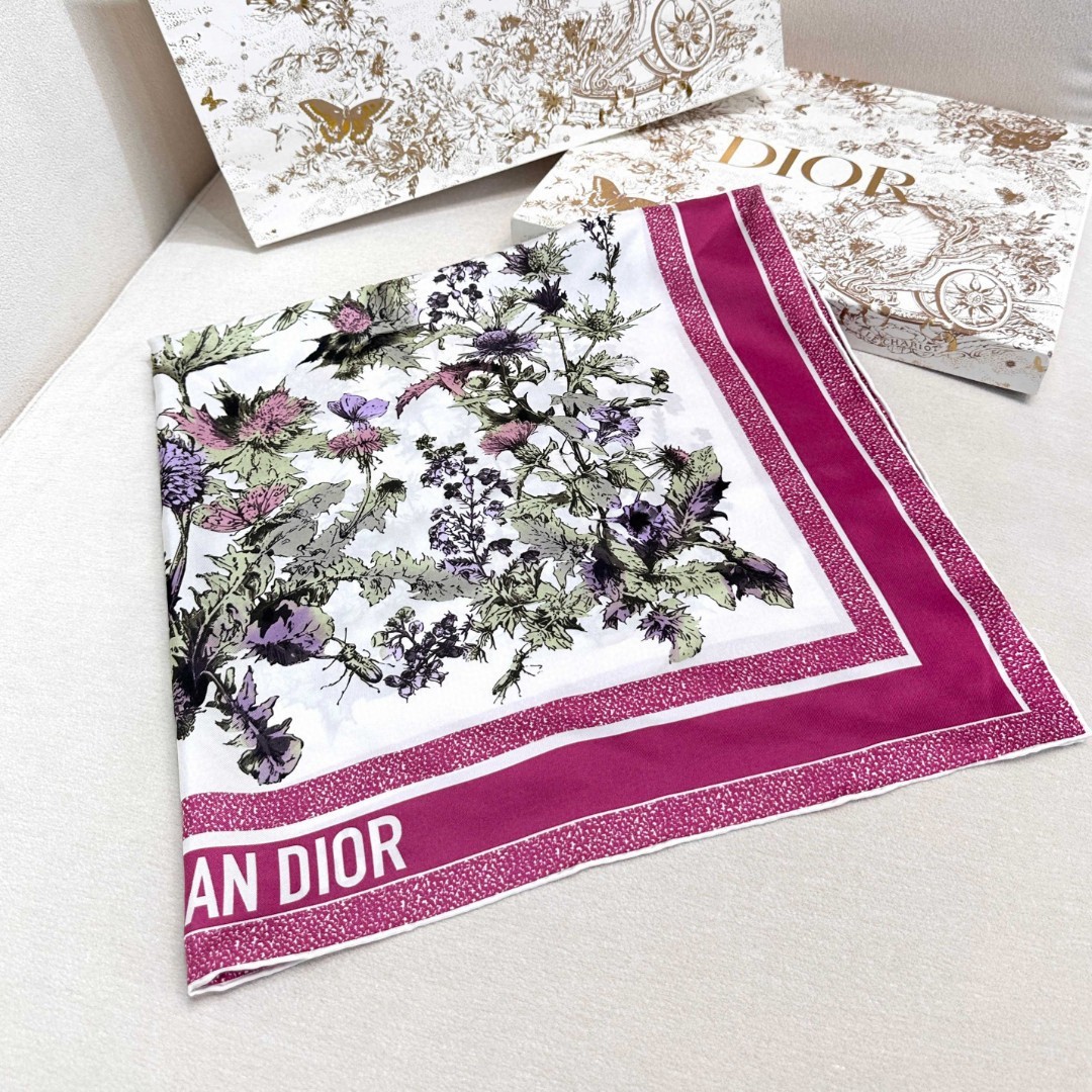 Dior 印花方巾 18mm顶级真丝双面同色印花
这款方巾饰以彼得罗•鲁福(Pietro Ruffo