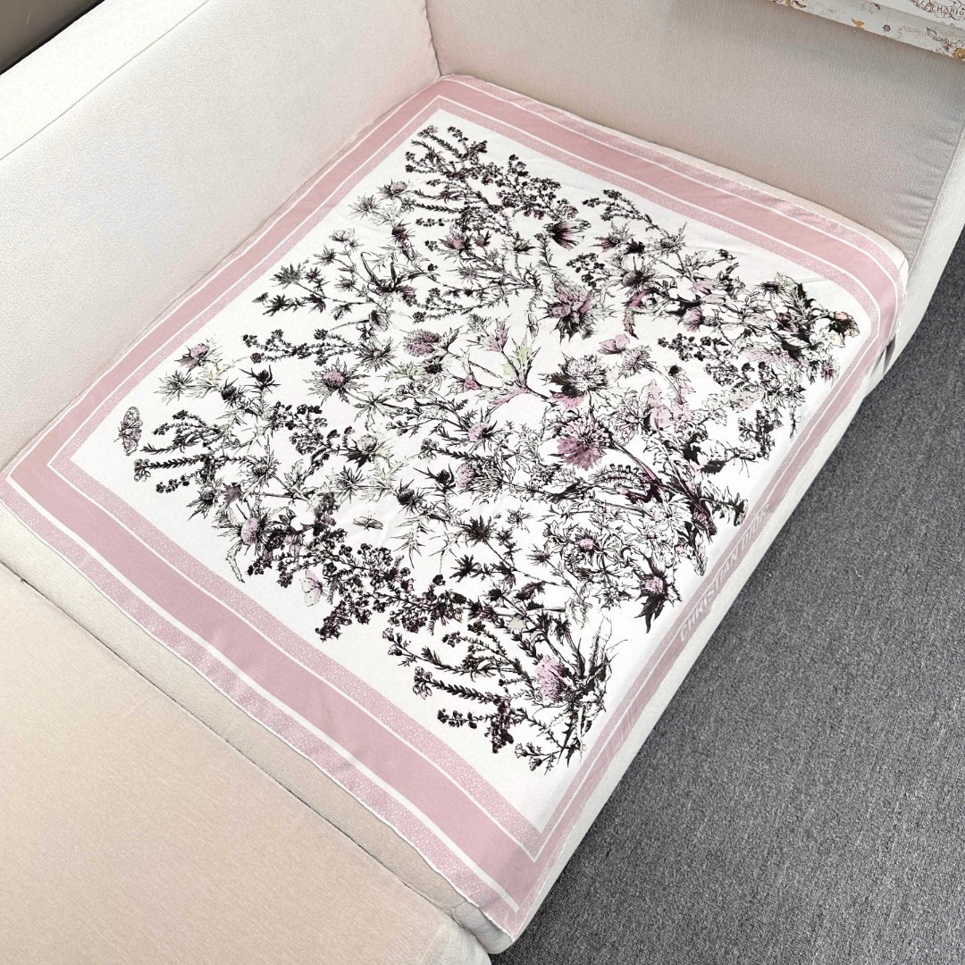 Dior 印花方巾 18mm顶级真丝双面同色印花
这款方巾饰以彼得罗•鲁福(Pietro Ruffo