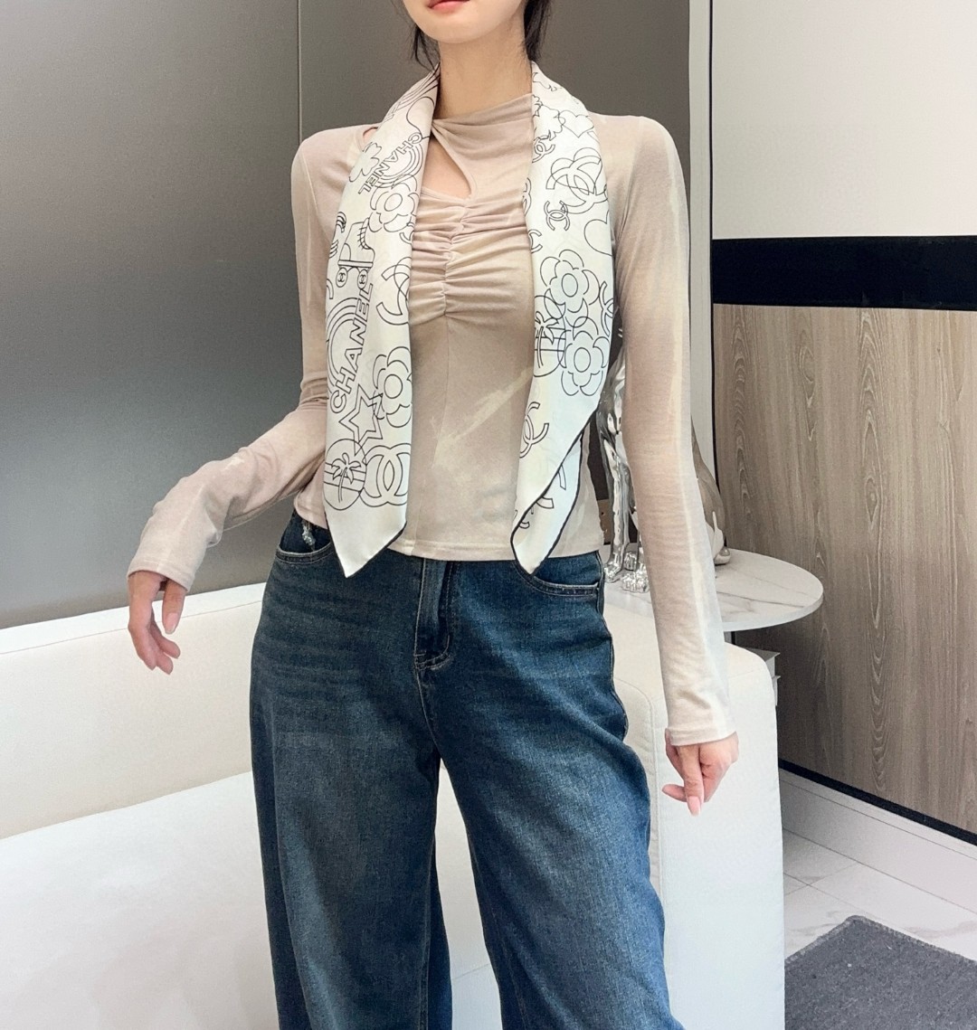 
𝑪𝒉𝒂𝒏𝒆𝒍 • 24𝑨《Coco线条勾勒》
Size：90x90cm 100%真丝斜纹绸 18mm原