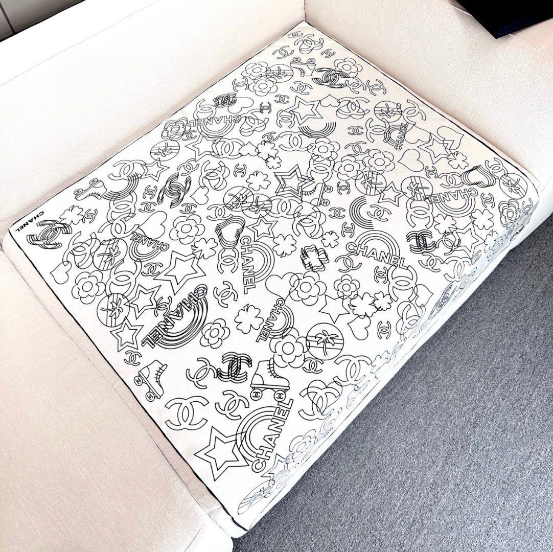 
𝑪𝒉𝒂𝒏𝒆𝒍 • 24𝑨《Coco线条勾勒》
Size：90x90cm 100%真丝斜纹绸 18mm原