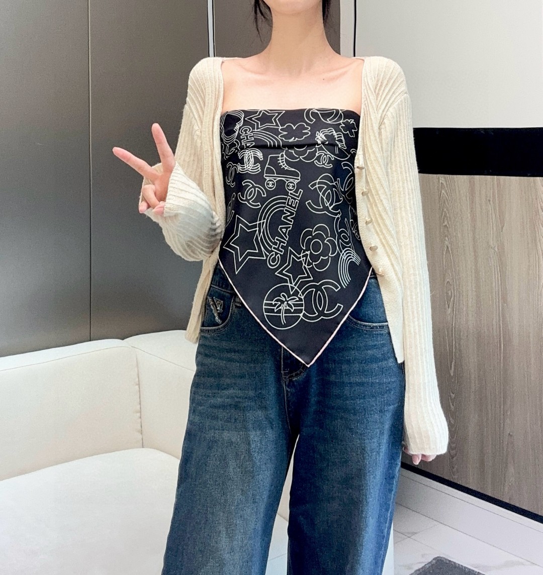 
𝑪𝒉𝒂𝒏𝒆𝒍 • 24𝑨《Coco线条勾勒》
Size：90x90cm 100%真丝斜纹绸 18mm原