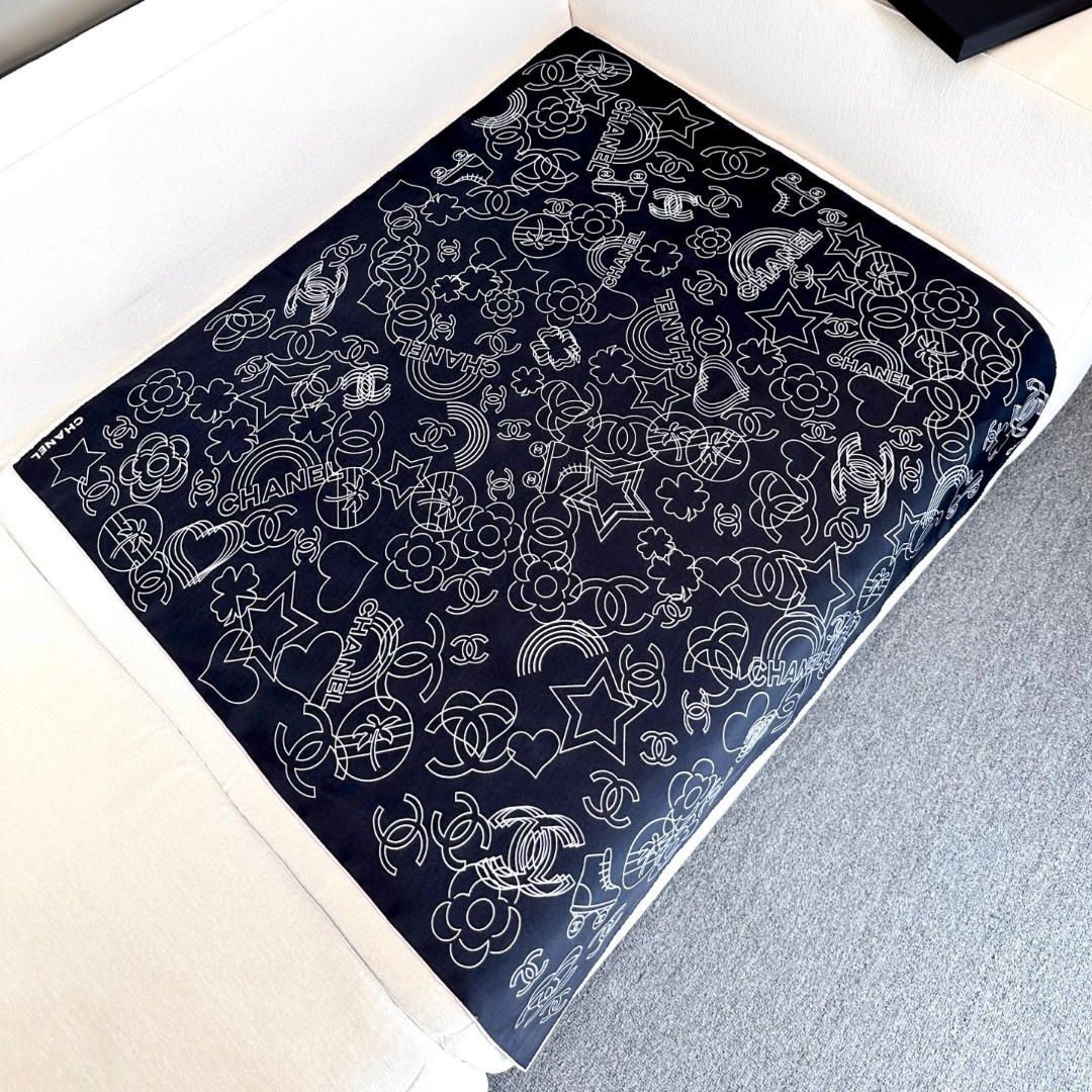 
𝑪𝒉𝒂𝒏𝒆𝒍 • 24𝑨《Coco线条勾勒》
Size：90x90cm 100%真丝斜纹绸 18mm原