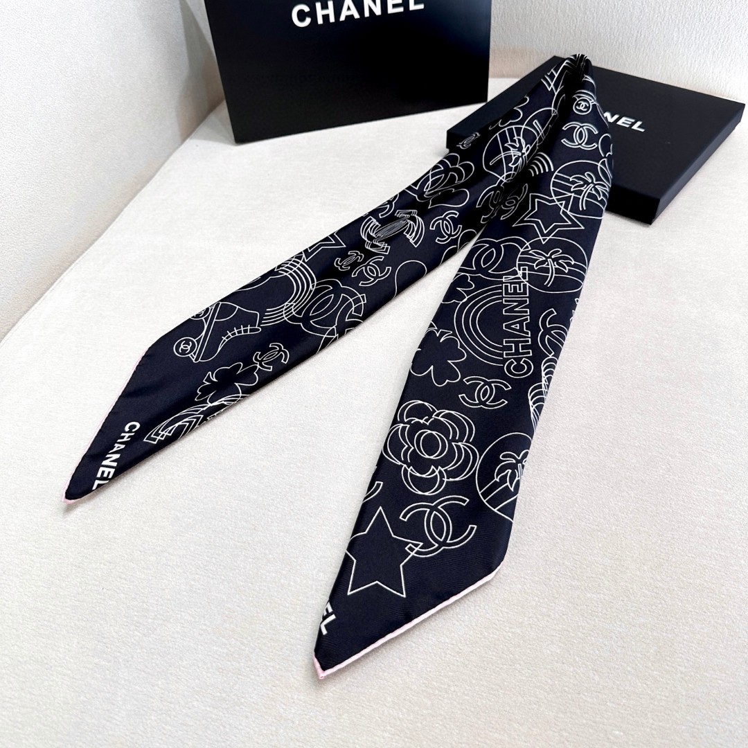 
𝑪𝒉𝒂𝒏𝒆𝒍 • 24𝑨《Coco线条勾勒》
Size：90x90cm 100%真丝斜纹绸 18mm原