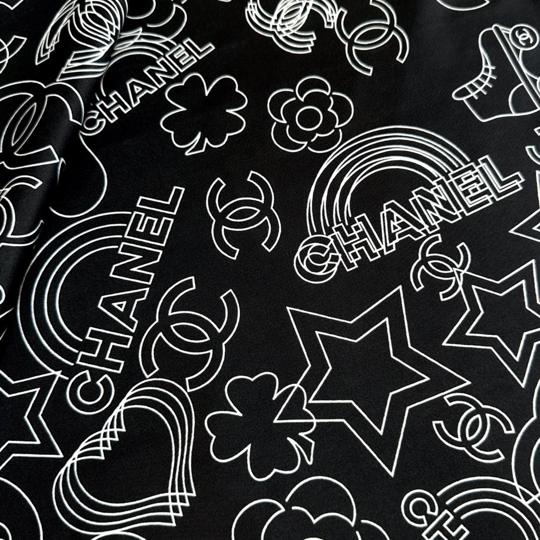 
𝑪𝒉𝒂𝒏𝒆𝒍 • 24𝑨《Coco线条勾勒》
Size：90x90cm 100%真丝斜纹绸 18mm原