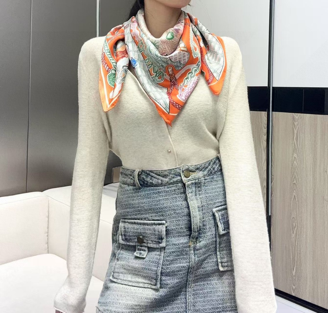 。丝巾大探险”90厘米方巾-Hermes～
手工卷边斜纹真丝方巾（100%桑蚕丝）。
这款爱马仕点睛配饰