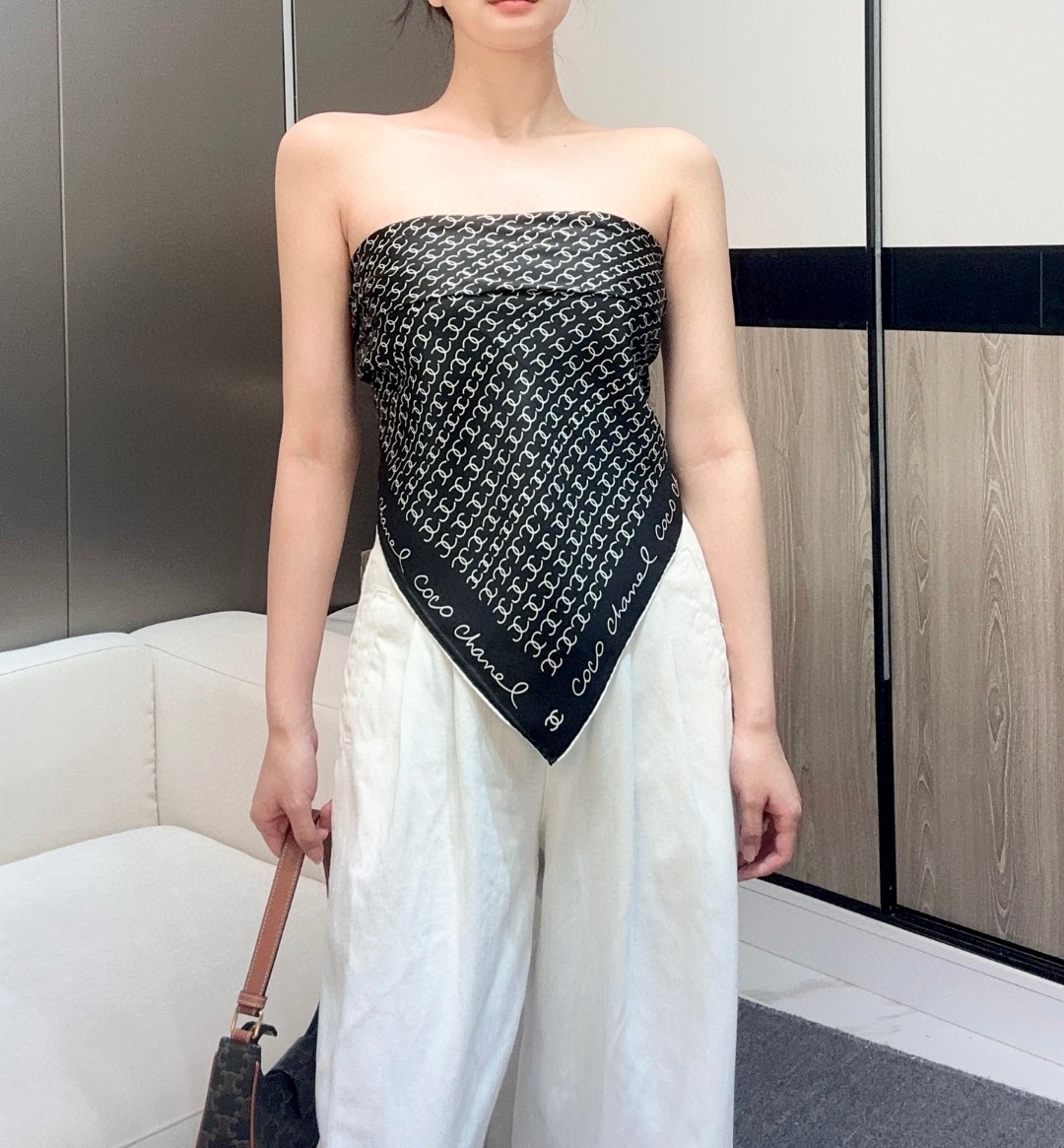   Chanel~~童趣字母~~春季新款

90*90 斜纹真丝 
二色